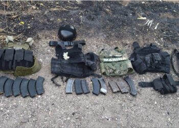 Autoridades decomisan chalecos, cargadores y droga en Guamúchil