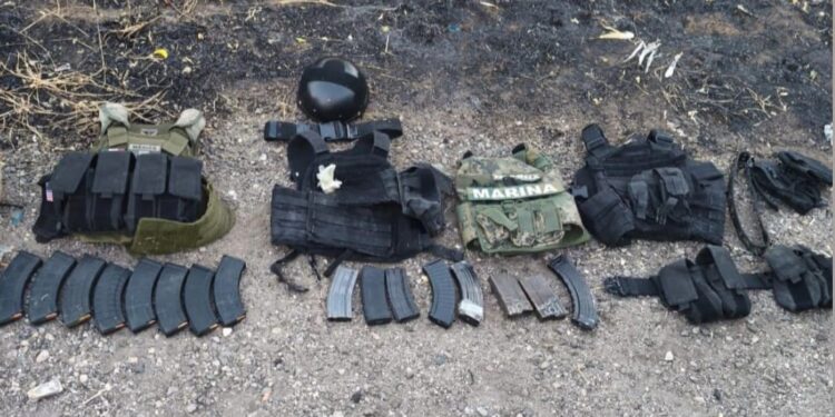 Autoridades decomisan chalecos, cargadores y droga en Guamúchil