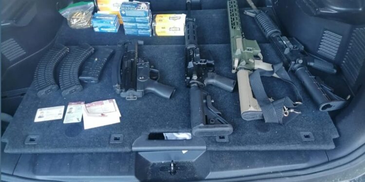 Capturan a presunto gatillero con armas, cartuchos y cargadores en Culiacán