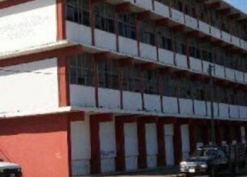 ¡Truenan padres de familia! Alumnos de la Federal #2 asisten a clases una semana sí y otra no por reparación de cableado