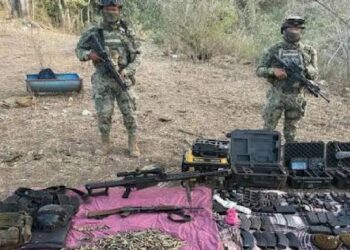 Secretaría de Marina decomisa armas largas y drones con explosivos tras bloqueo en carretera en El Rosario