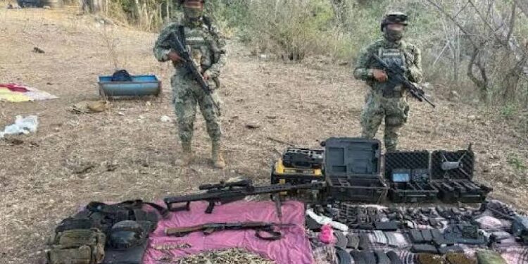 Secretaría de Marina decomisa armas largas y drones con explosivos tras bloqueo en carretera en El Rosario
