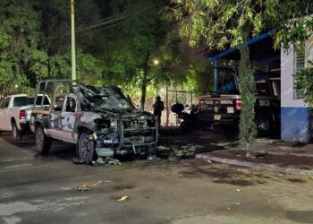 Sujetos armados queman una patrulla de la Policía Municipal