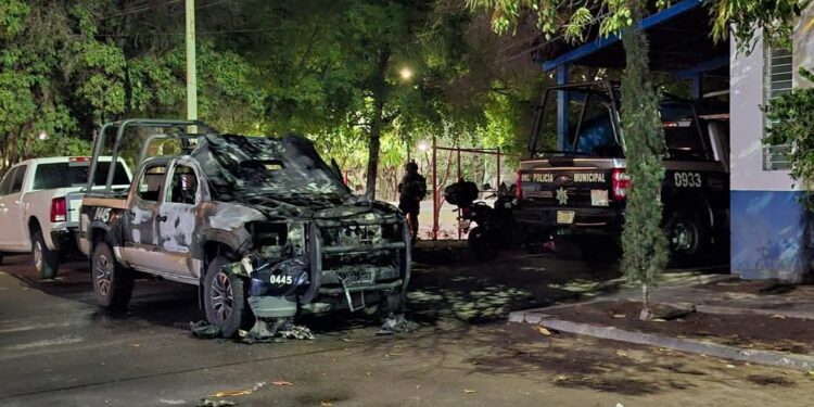 Sujetos armados queman una patrulla de la Policía Municipal