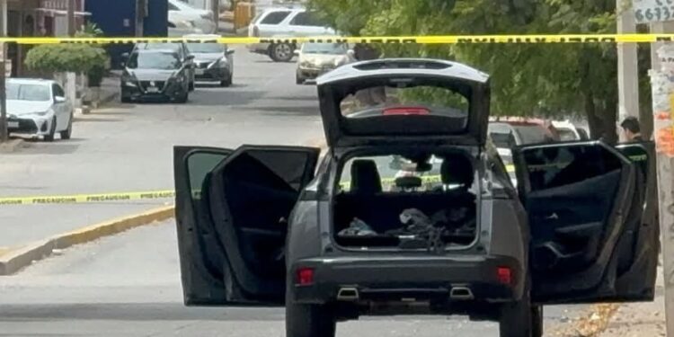 Hallan camioneta con armas, equipo táctico y explosivos en Emiliano Zapata