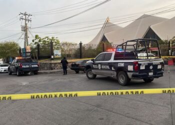 Abandonan automóvil con cuerpos sin vida y embolsados en La Lomita
