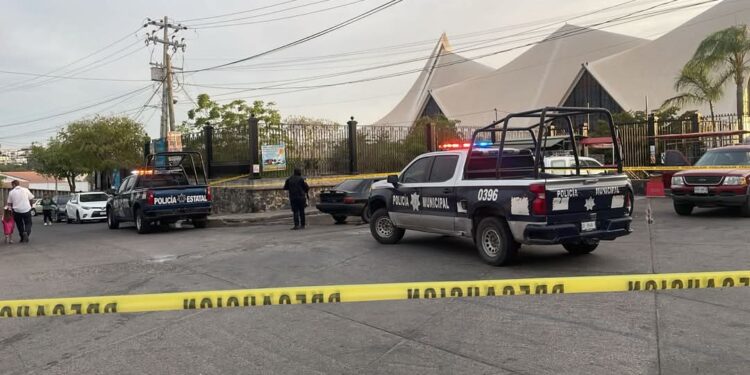 Abandonan automóvil con cuerpos sin vida y embolsados en La Lomita