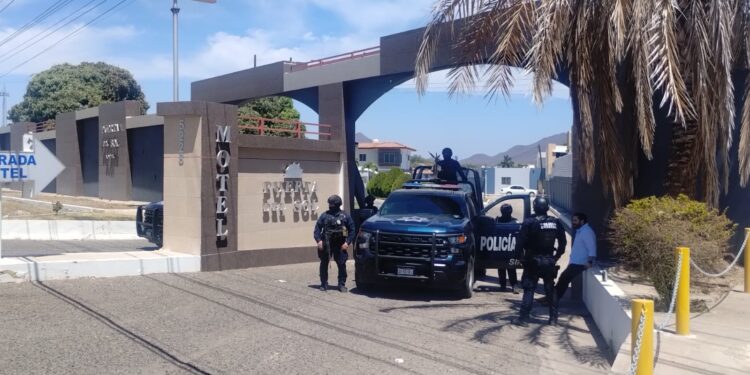 Militares y estatales detienen a 4 presuntos secuestradores y liberan a una víctima en un motel de la salida norte