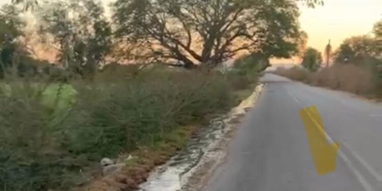 ¡Vecinos de Piaxtla de Arriba ya no aguantan el fétido olor! Ayuntamiento no atiende derrame de aguas negras