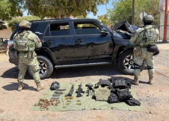 Aseguran un vehículo, armamento, equipo táctico y puntas de acero en Guamúchil