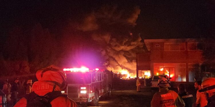 Se quema taller y yarda que almacenava disel al sur de Culiacán