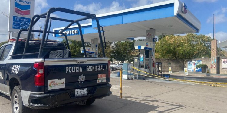 Balean a despachador de gasolina durante un asalto en Villa Universidad