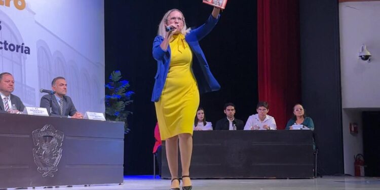 “Dicen que estoy loca, pero nadie me callará, acabaré con la corrupción en la UAS ”: Denisse Díaz