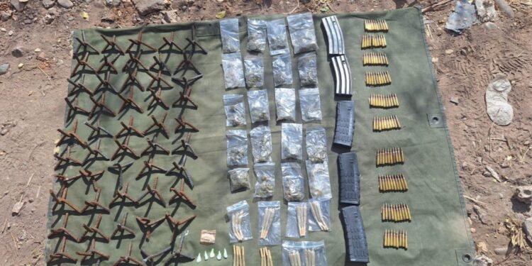 Asegura cargadores, cartuchos, presuntas drogas y puntas de acero en Culiacán