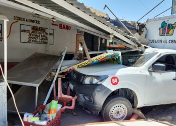 Un menor de edad  y un adulto fueron arrollados cuando comían en una marisquería y una taquería 