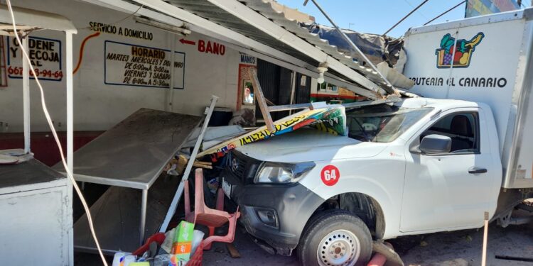 Un menor de edad  y un adulto fueron arrollados cuando comían en una marisquería y una taquería 