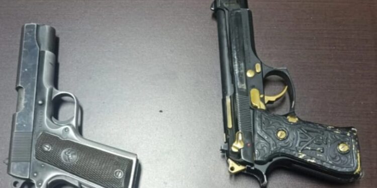 En El Rosario aseguran armas, cartuchos, cargadores, radios y presunta droga