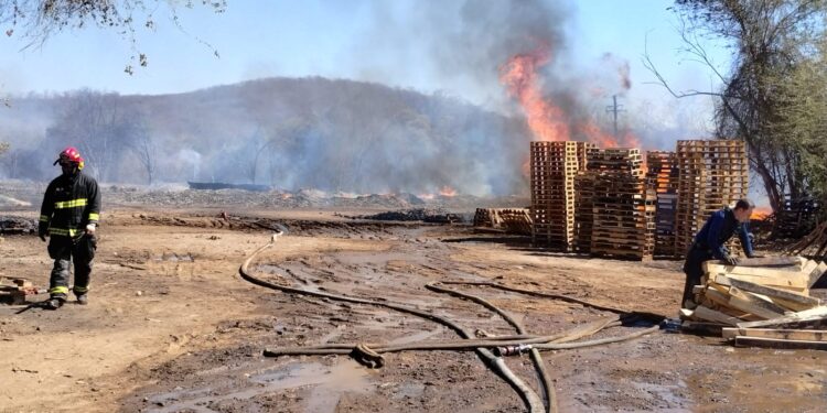 Se quema fabricación de tarimas de madera en la salida a Tepuche