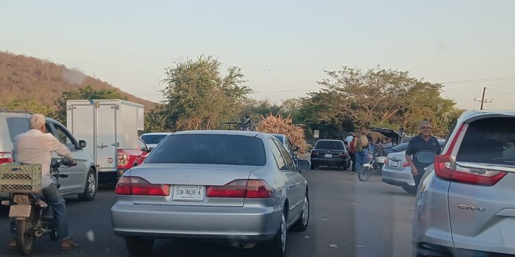 Presuntos delincuentes se hacen perseguir por elementos de SEDENA y uno de ellos pierde la vida en choque