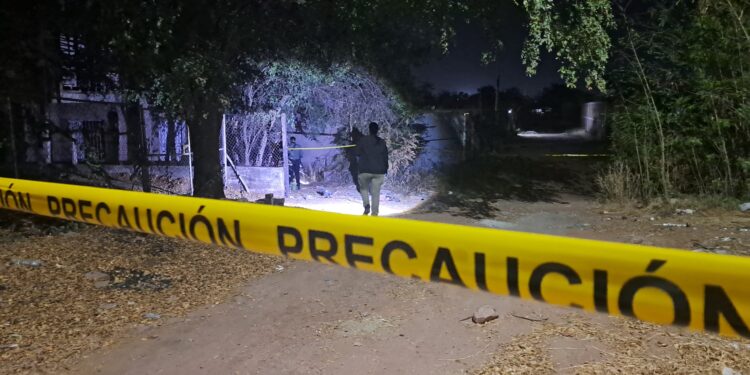 Hallan un cuerpo sin vida envuelto en plásticos negros en la zona norte