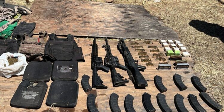 Tras agresión, Grupo Interinstitucional asegura armas, cargadores, cartuchos, equipo táctico y presunta droga en Concordia