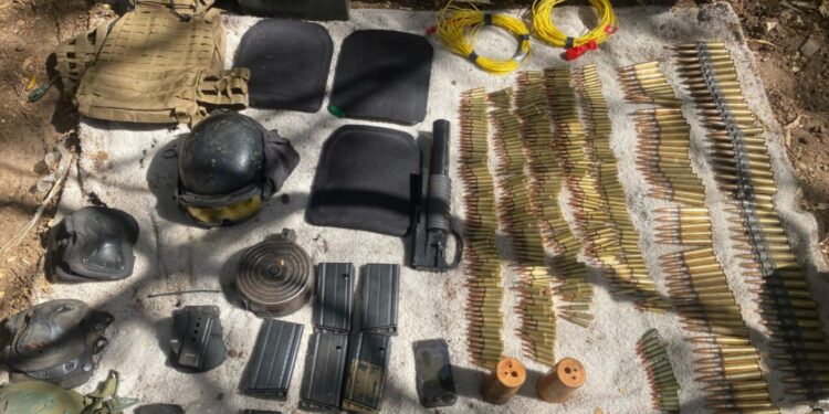 Decomisan vehículos, patrulla clonada, armamento, artefactos explosivos, equipo táctico y puntas de acero en Cosalá