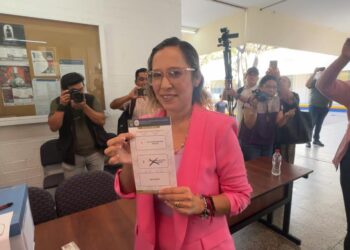 No existe voto libre y secreto, denuncia Denisse Díaz, candidata a rectora al emitir su voto en facultad de Derecho