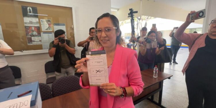 No existe voto libre y secreto, denuncia Denisse Díaz, candidata a rectora al emitir su voto en facultad de Derecho