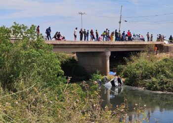 Mueren tres jóvenes al caer un auto a un canal de aguas negras en La Palma, Navolato