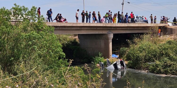 Mueren tres jóvenes al caer un auto a un canal de aguas negras en La Palma, Navolato