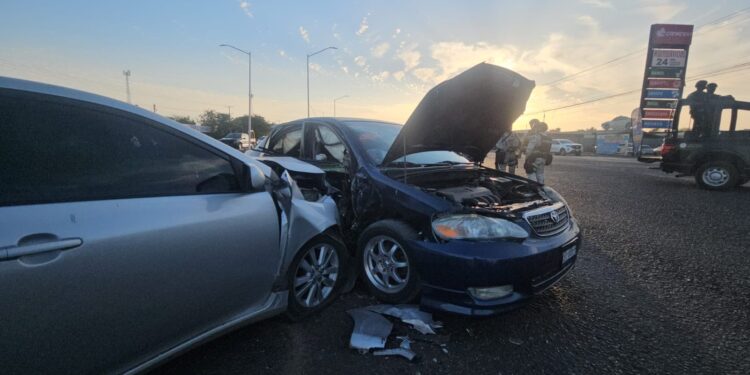 Chocan dos autos Toyota sobre “La Costerita”; siete personas resultan heridas
