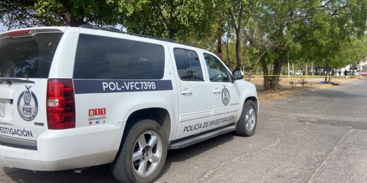 Ejecutan con ráfagas de AK-47 a un joven en Villa Universidad