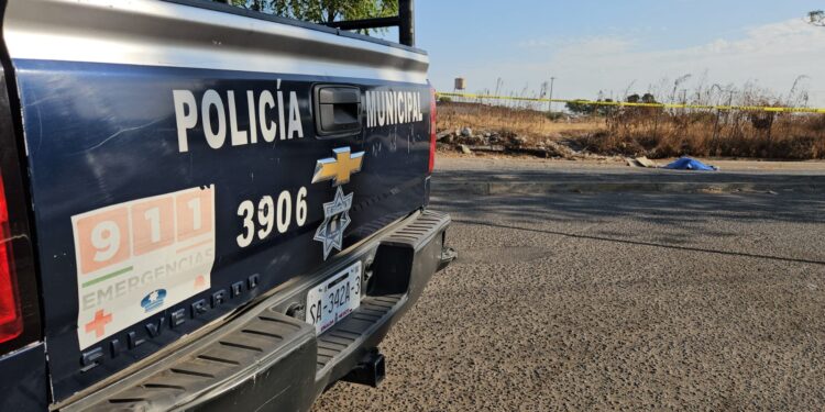 Asesinan a joven y lo tiran en la entrada del fraccionamiento Mezquillo