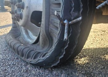 Lanzan ponchallantas en varios sectores de Culiacán y dañan vehículos