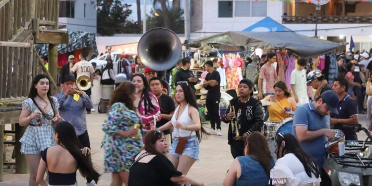 Altata tiene este domingo su cuarto día de fiesta y malecón repleto