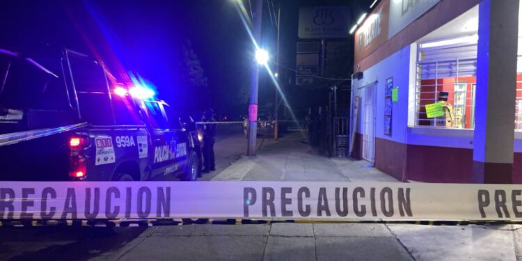 Matan a balazos a un hombre dentro del expendio “La Doce” en la colonia Amistad