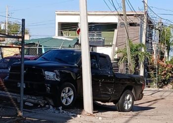Asesinan a dos hombres de “carro a carro” cerca del bulevar Mario López Valdez