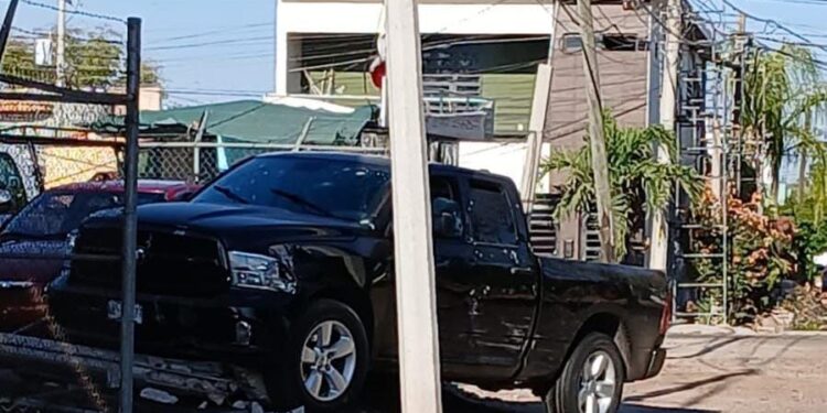 Asesinan a dos hombres de “carro a carro” cerca del bulevar Mario López Valdez