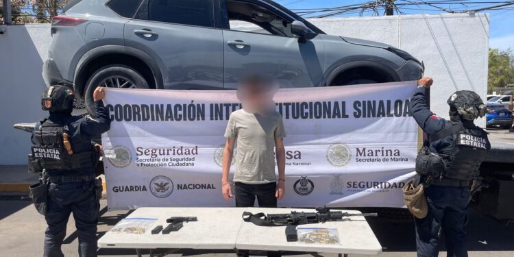 En Angostura, aseguran a un civil, un vehículo, armas y cargadores