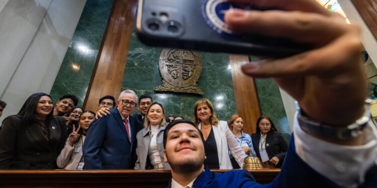 “En ustedes descansa el presente y futuro de nuestra democracia”, expresa el gobernador Rocha al instalar el Parlamento Juvenil