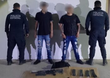 Aseguran a 2 civiles, un vehículo, un arma, cargadores, equipo táctico y puntas de acero