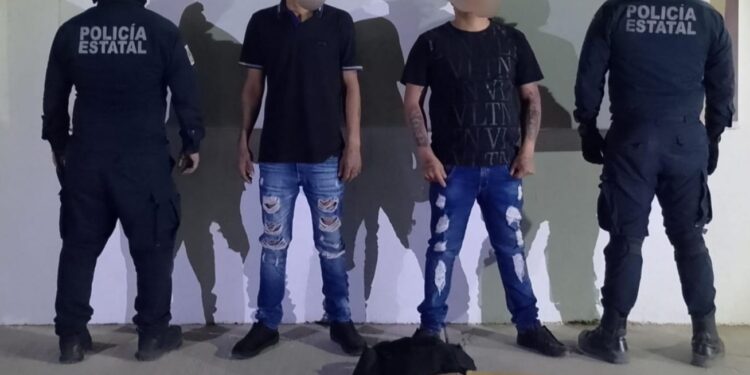 Aseguran a 2 civiles, un vehículo, un arma, cargadores, equipo táctico y puntas de acero