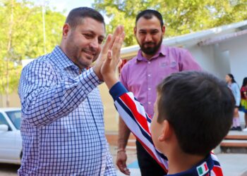 Alcalde de Badiraguato visita primaria en la alcaldía central; entrega equipo de sonido