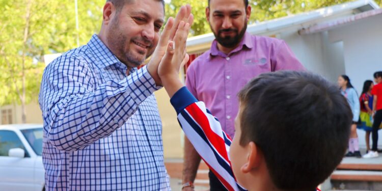 Alcalde de Badiraguato visita primaria en la alcaldía central; entrega equipo de sonido