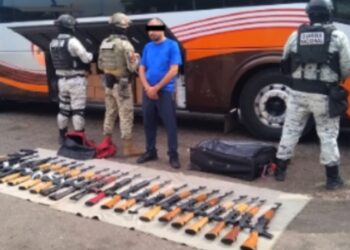 Detienen a civil con 22 AK-47 y 7 pistolas Glock 9 milímetros en Costa Rica