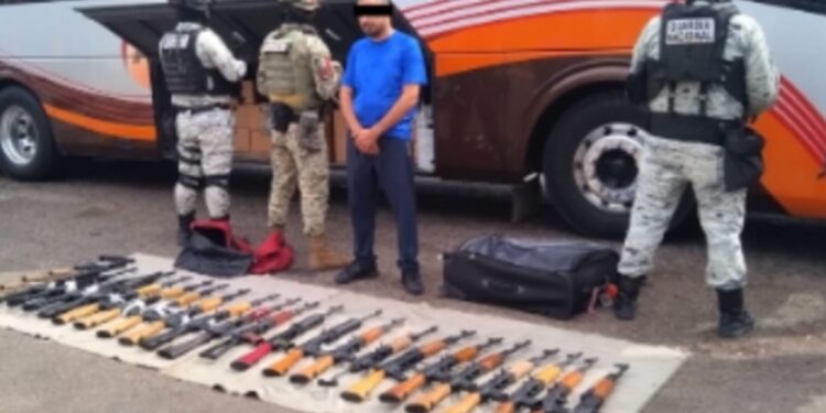 Detienen a civil con 22 AK-47 y 7 pistolas Glock 9 milímetros en Costa Rica