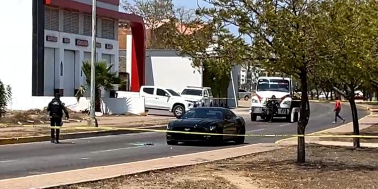 Atentan a balazos a conductor de auto deportivo cerca de la Marina