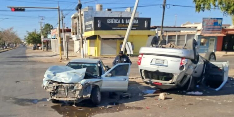 Colisión de auto y camioneta deja tres lesionados en la Guadalupe Victoria