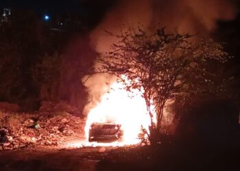 Prenden fuego a vehículo con todo y persona a un costado del Congreso del Estado