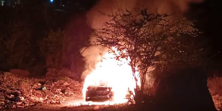 Prenden fuego a vehículo con todo y persona a un costado del Congreso del Estado